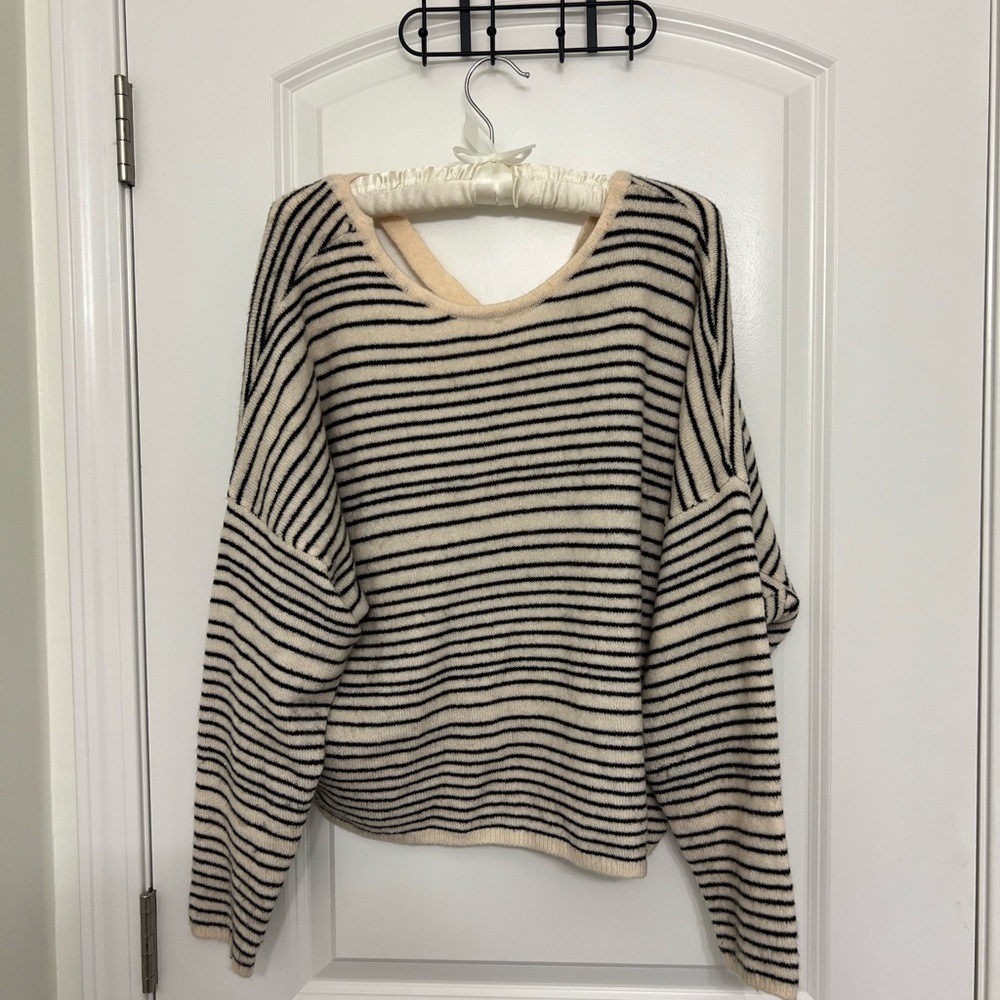 Billabong Cream and Black Sweater